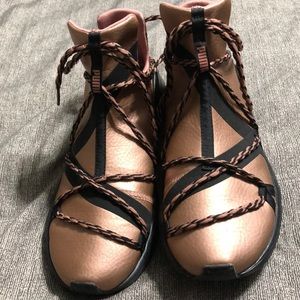 Ladies roles gold Pumas with ropes